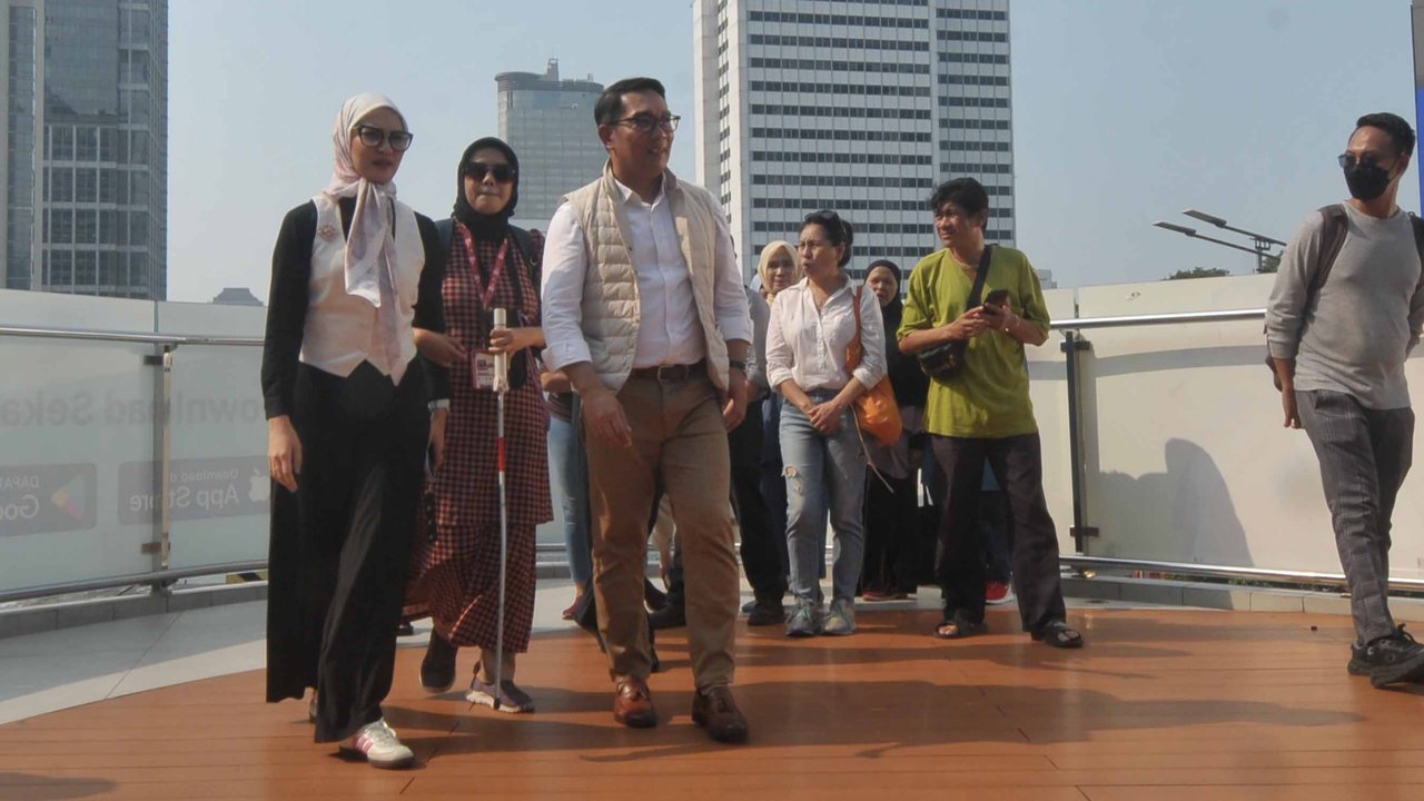 Bakal calon Gubernur DKI Jakarta Ridwan Kamil Bersama komunitas disabilitas  berada di anjungan halte Tosari Transjakarta, Jakarta, Jumat (13/9/2024). Dalam perbincangan bersama penyandang disabilitas sambal berdiskusi kecil serta mengabadikan momen dengan berfoto latar belakang Patung Selamat Datang.