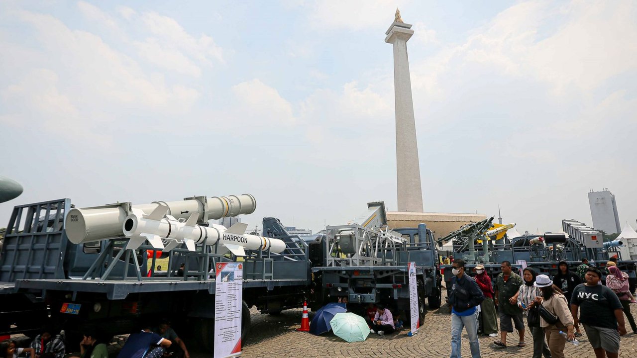 Sejumlah warga berfoto didepan kendaraan milik TNI saat pameran alutsista di kawasan Monas, Jakarta, Minggu (24/9/2023). Dalam rangka memperingati HUT TNI ke-78, TNI menggelar pameran alutsista sebanyak 125 unit, yang terdiri dari 45 unit milik TNI AD, 45 unit milik TNI AL, 30 unit milik TNI AU dan 5 unit milik Mabes Polri yang dipamerkan di kawasan Monas, Jakarta selama 12 hari sejak Minggu (24/9) sampai puncak HUT TNI pada tanggal 5 Oktober mendatang.