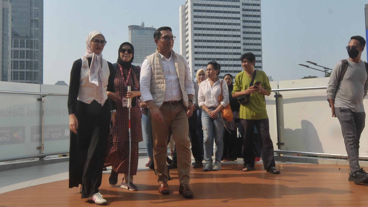 Bakal calon Gubernur DKI Jakarta Ridwan Kamil Bersama komunitas disabilitas  berada di anjungan halte Tosari Transjakarta, Jakarta, Jumat (13/9/2024). Dalam perbincangan bersama penyandang disabilitas sambal berdiskusi kecil serta mengabadikan momen dengan berfoto latar belakang Patung Selamat Datang.