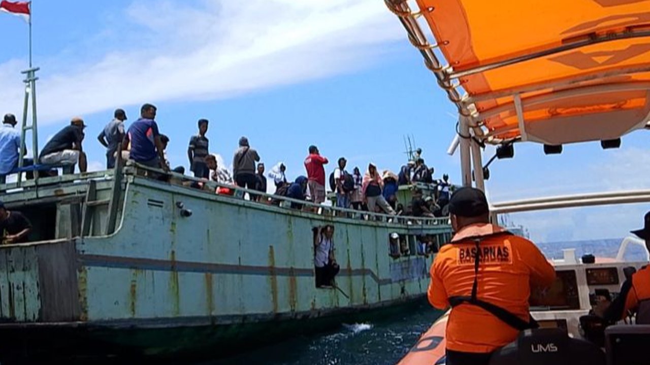 Evakuasi penumpang kapal di Wakatobi