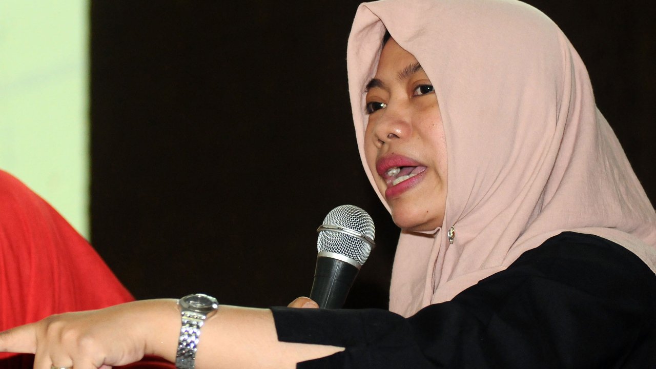 Titi Anggraini, Direktur Eksekutif Perkumpulan untuk Pemilu dan Demokrasi (Perludem) (kiri) hadir saat diskusi publik di kawasan Jakarta, Kamis (19/11/2015). (Liputan6.com/Faizal Fanani)