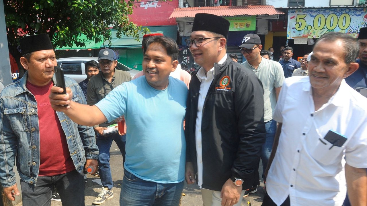 Bakal calon Gubernur Jakarta Ridwan Kamil  didampingi tokoh Betwai Bang Idin saat melakukan blusukan ke Pasar Kambing Tanah Abang, Jakarta Pusat, Minggu (15/09/2024). Ridwan Kamil menemui Himpunan Pedagang Kambing Tanah Abang dan tokoh masyarakat setempat untuk melakukan audiensi di tengah pasar kambing.