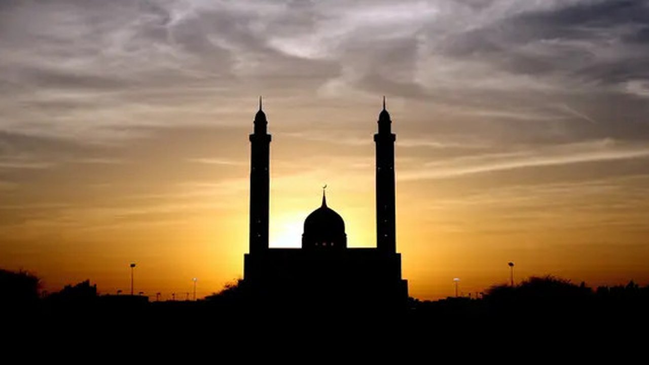 Ilustrasi masjid, Islam. (Foto oleh David McEachan: https://www.pexels.com/id-id/foto/siluet-masjid-di-bawah-langit-berawan-pada-siang-hari-87500/)