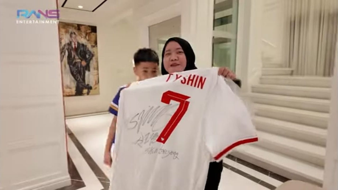 Rafathar Full Senyum Dikunjungi Shin Tae Yong ke Rumah, Dapat Kaos Bertanda Tangan Sang Pelatih Timnas Indonesia