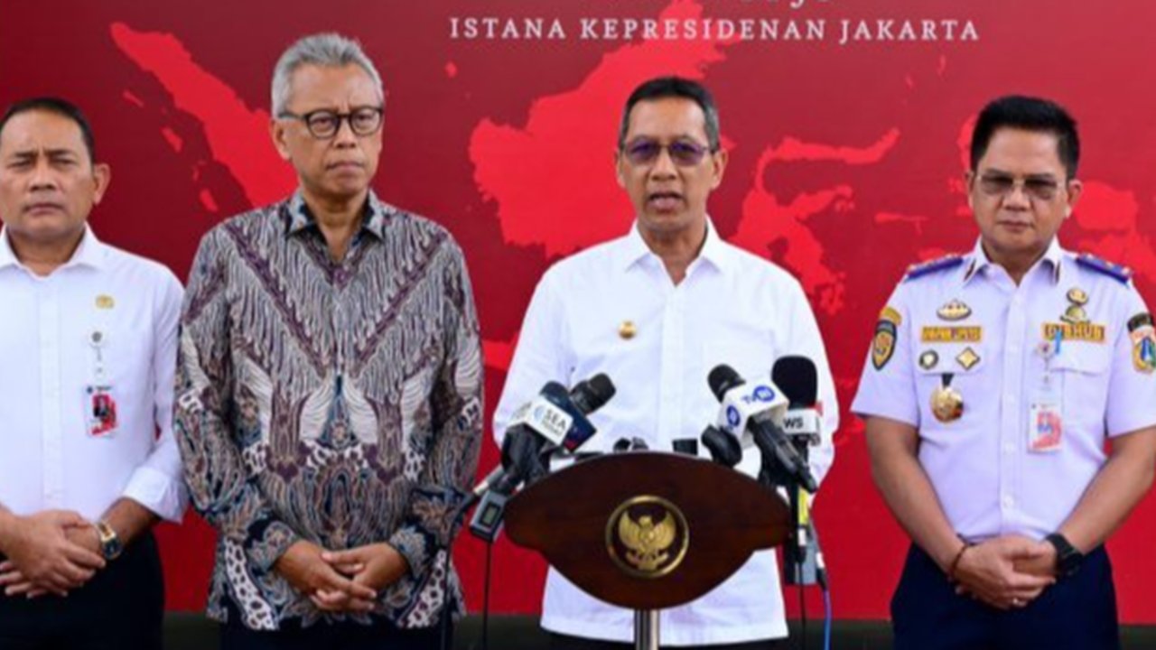 Kepala Sekretariat Presiden (Kasetpres) Heru Budi Hartono didampingi instansi terkait menyampaikan keterangan pers rencana ku
