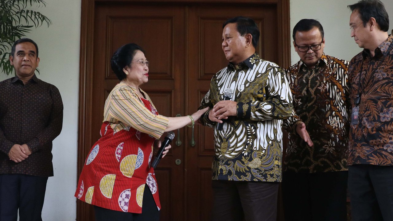 Ketua Umum PDIP, Megawati Soekarnoputri (kedua kiri) bersama Ketua Umum Partai Gerindra, Prabowo Subianto jelang memberikan keterangan usai pertemuan dan makan siang bersama di kediaman Megawati di Jalan Teuku Umar, Jakarta, Rabu (24/7/2019). (Liputan6.com/Helmi Fithriansyah)