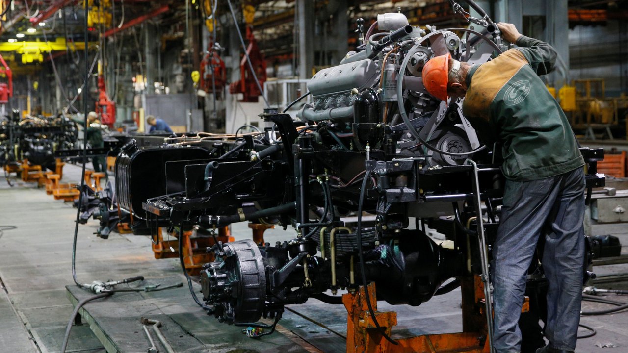 Seorang karyawan merakit mesin truk lapis baja KrAZ-6322RA di Pabrik AutoKrAZ, Kremenchuk, Ukraina, Selasa (14/6). Truk ini juga dapat membawa penumpang dan mengangkut artileri perang. (REUTERS / Valentyn Makarenko)