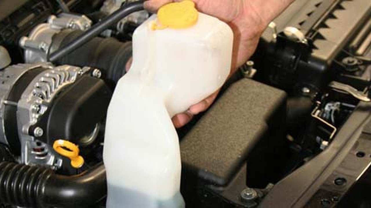 Apa Penyebab Mobil Meneteskan Air? Ini Solusi Efektif untuk Mengatasinya