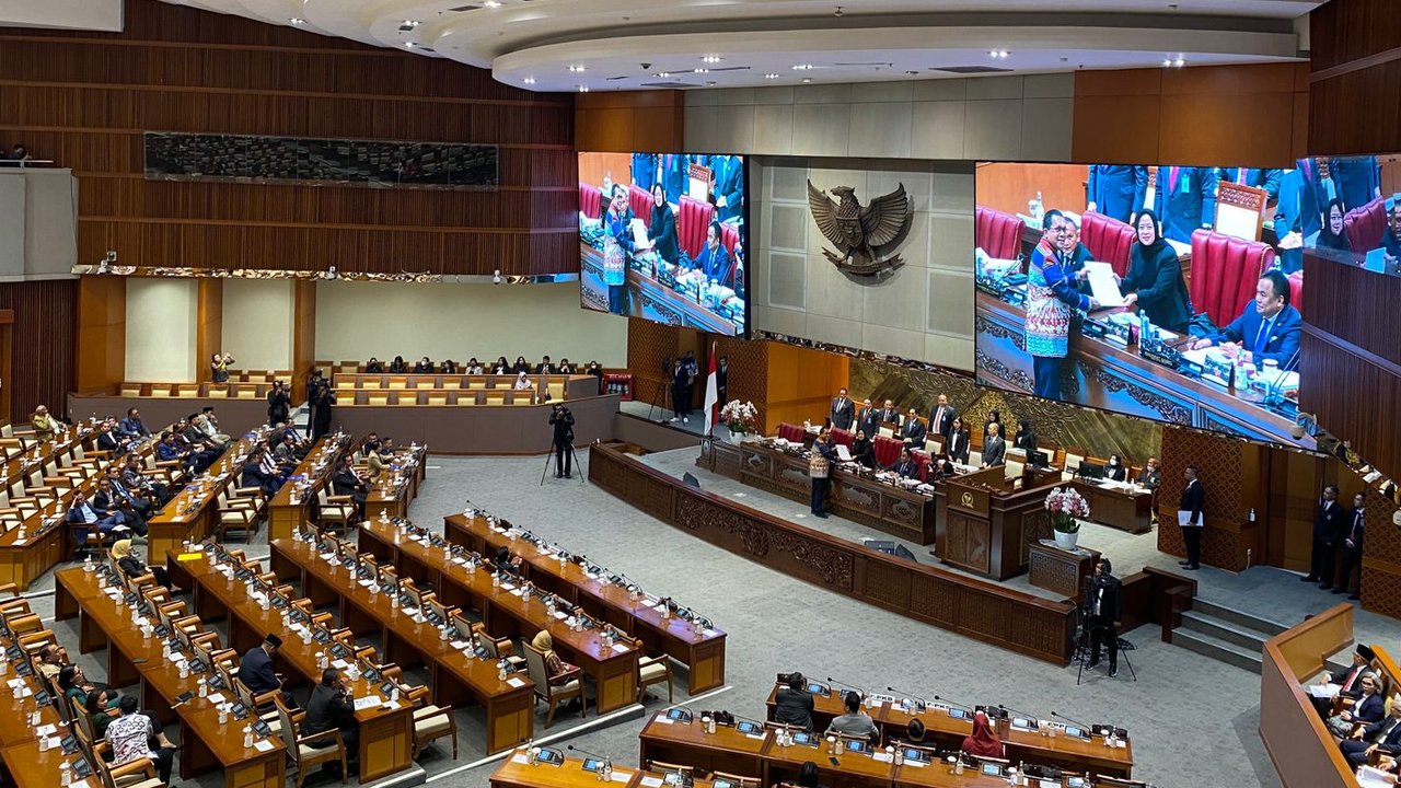 Ketua DPR Puan Maharani memberikan sambutan saat rapat paripurna ke-28 masa persidangan V tahun 2021-2022 di Kompleks Parlemen, Senayan, Jakarta, Kamis (7/7/2022). Rapat Paripurna tersebut mengesahkan RUU tentang pendidikan dan layanan psikologi, dan mengesahkan RUU tentang pemasyarakatan. (Liputan6.com/Angga Yuniar)