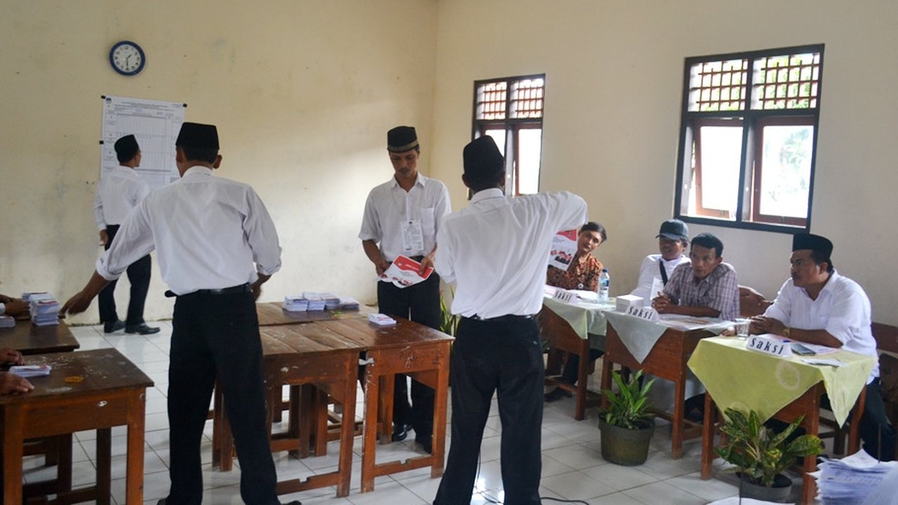 Ilustrasi - Petugas KPPS menghitung perolehan suara dalam Pilkada . (Foto: Liputan6.com/BPBD CLP/Muhamad Ridlo)