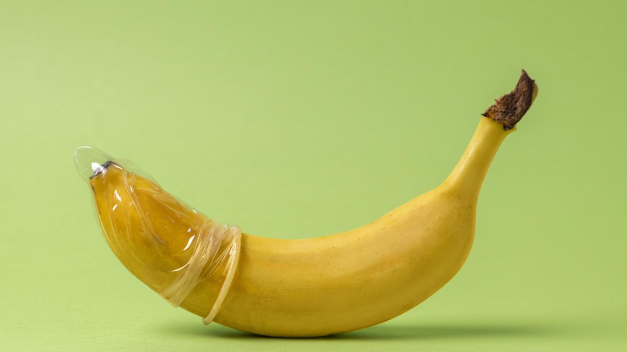 Ilustrasi penggunaan kondom. (Sumber: freepik.com)