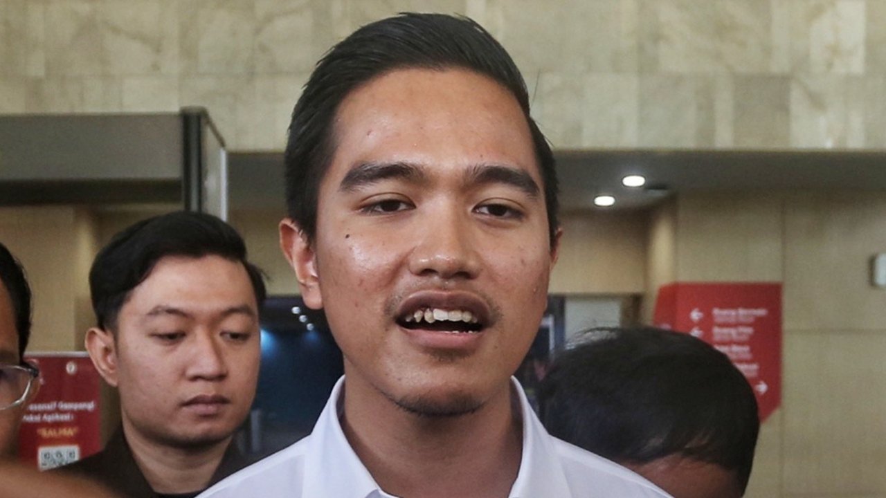 Putra bungsu Presiden Jokowi sekaligus Ketum PSI Kaesang Pangarep usai memberikan klarifikasi di Gedung KPK Lama C1, Jakarta, Selasa (17/9/2024). Kaesang mendatangi KPK untuk mengklarifikasi soal dugaan gratifikasi penggunaan jet pribadi.
