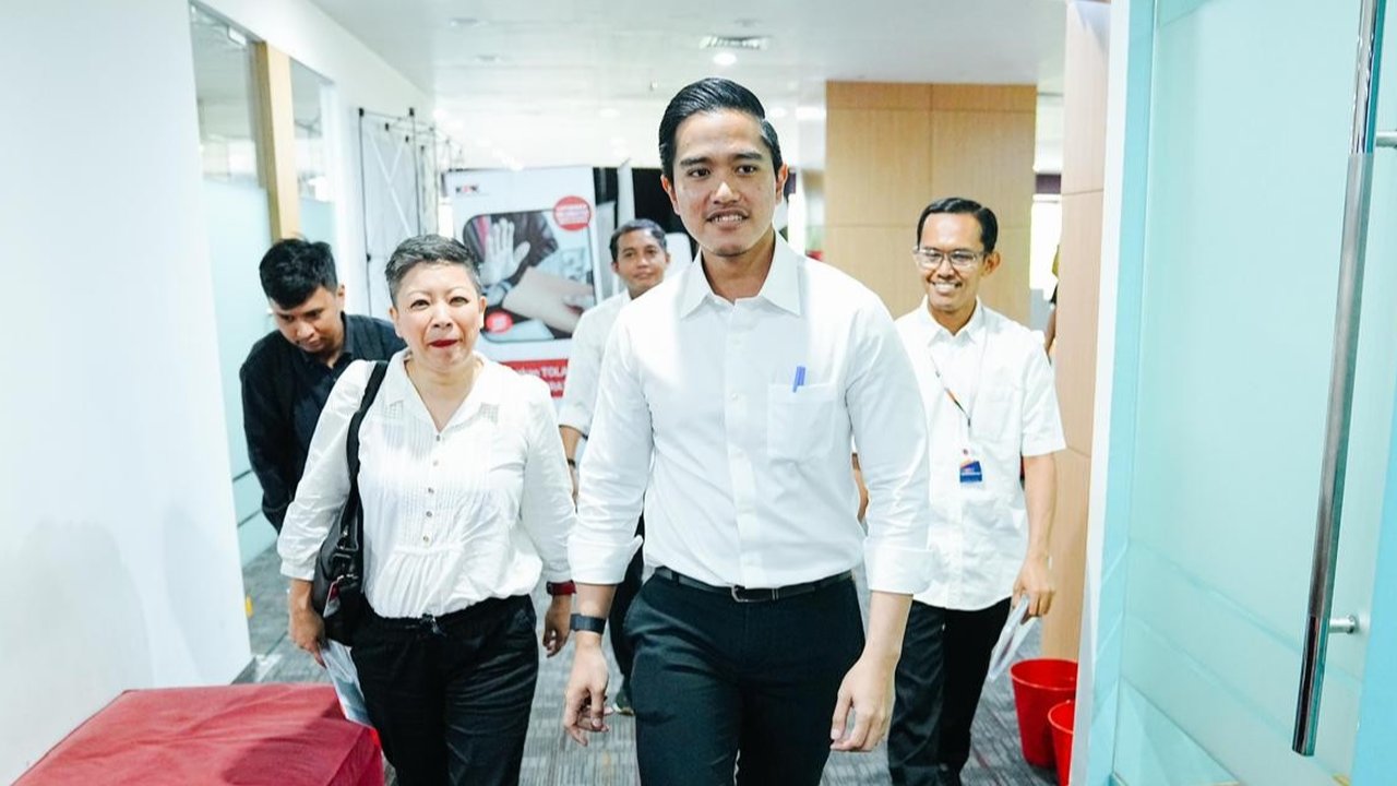 Putra bungsu Presiden Jokowi sekaligus Ketum PSI Kaesang Pangarep usai memberikan klarifikasi di Gedung KPK Lama C1, Jakarta, Selasa (17/9/2024). Kaesang mendatangi KPK untuk mengklarifikasi soal dugaan gratifikasi penggunaan jet pribadi.