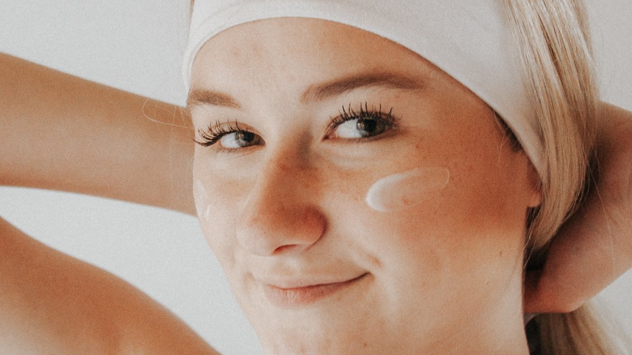 12 Cara Menjaga Elastisitas Kulit Agar Tampak Awet Muda, Lakukan Ini