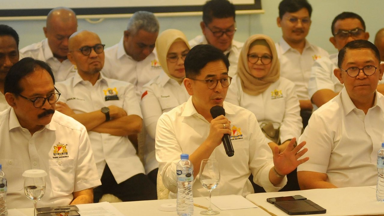 Ketua Umum Kadin Indonesia Arsjad Rasjid didampingi pengurus Kadin saat melakukan konpers di Hotel JW Luwansa, Jakarta, Minggu (15/09/2024).