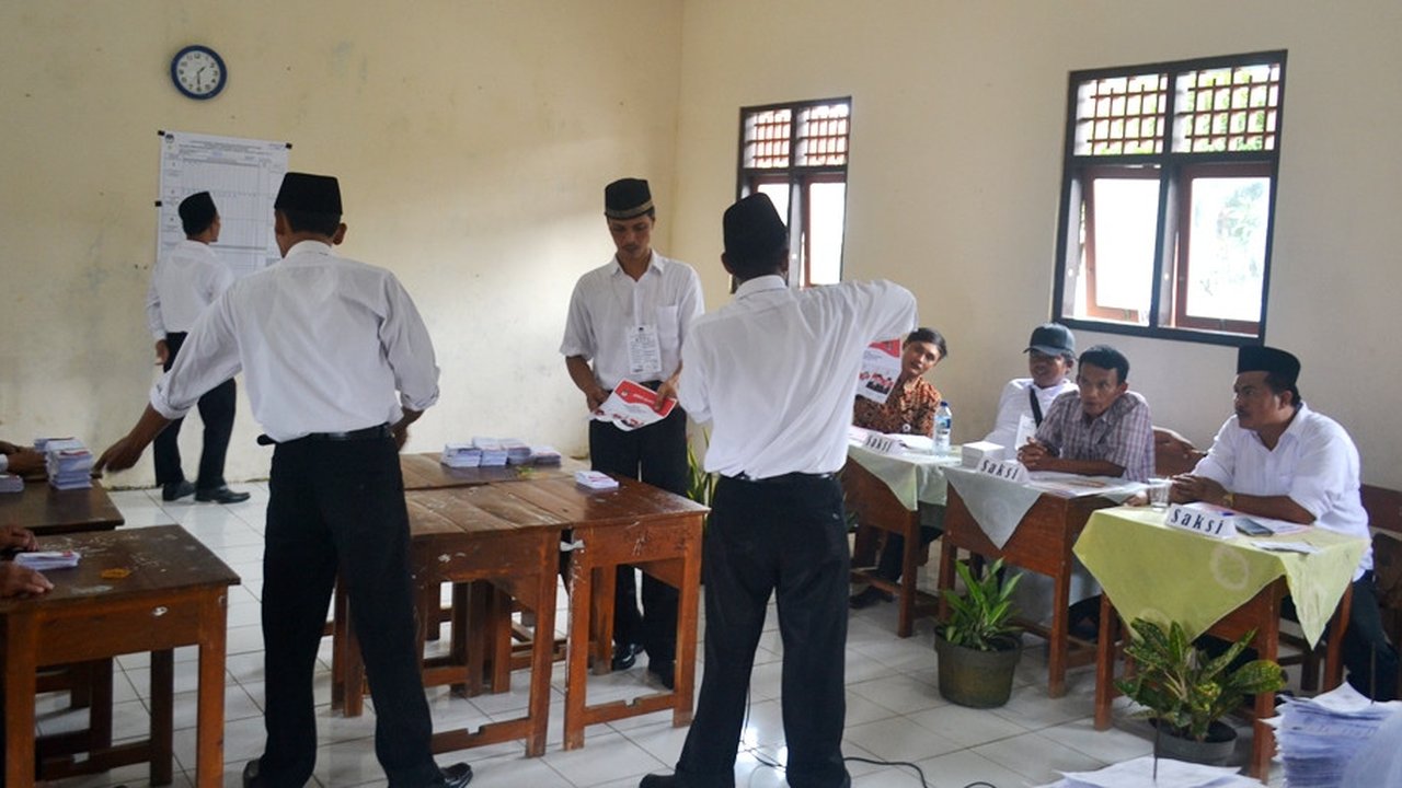 Ilustrasi - Petugas KPPS menghitung perolehan suara dalam Pilkada . (Foto: Liputan6.com/BPBD CLP/Muhamad Ridlo)