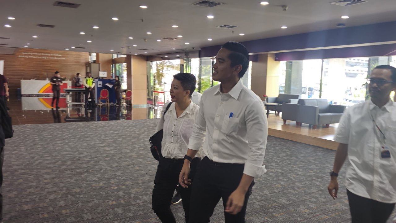 Putra bungsu Presiden Jokowi sekaligus Ketum PSI Kaesang Pangarep usai memberikan klarifikasi di Gedung KPK Lama C1, Jakarta, Selasa (17/9/2024). Kaesang mendatangi KPK untuk mengklarifikasi soal dugaan gratifikasi penggunaan jet pribadi.