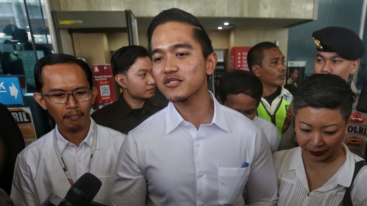 Putra bungsu Presiden Jokowi sekaligus Ketum PSI Kaesang Pangarep usai memberikan klarifikasi di Gedung KPK Lama C1, Jakarta, Selasa (17/9/2024). Kaesang mendatangi KPK untuk mengklarifikasi soal dugaan gratifikasi penggunaan jet pribadi.