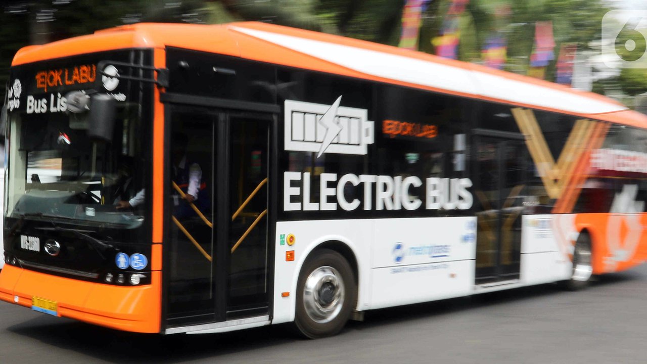 Maka dari itu, ia memprediksi konversi ini dilakukan pada 2024 kepada bus Transjakarta yang panjangnya 12 meter. (Liputan6.com/Herman Zakharia)