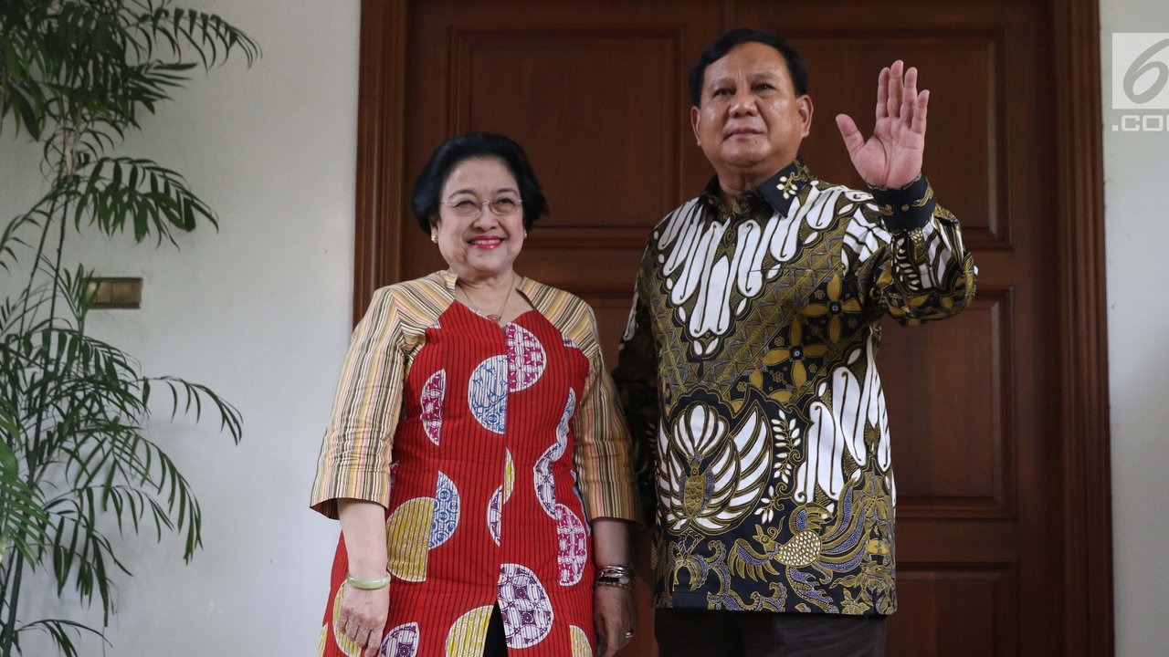 Ketua Umum PDIP, Megawati Soekarnoputri (kiri) bersama Ketua Umum Partai Gerindra, Prabowo Subianto usai melakukan pertemuan dan makan siang bersama di kediaman Megawati di Jalan Teuku Umar, Jakarta, Rabu (24/7/2019). (Liputan6.com/Helmi Fithriansyah)