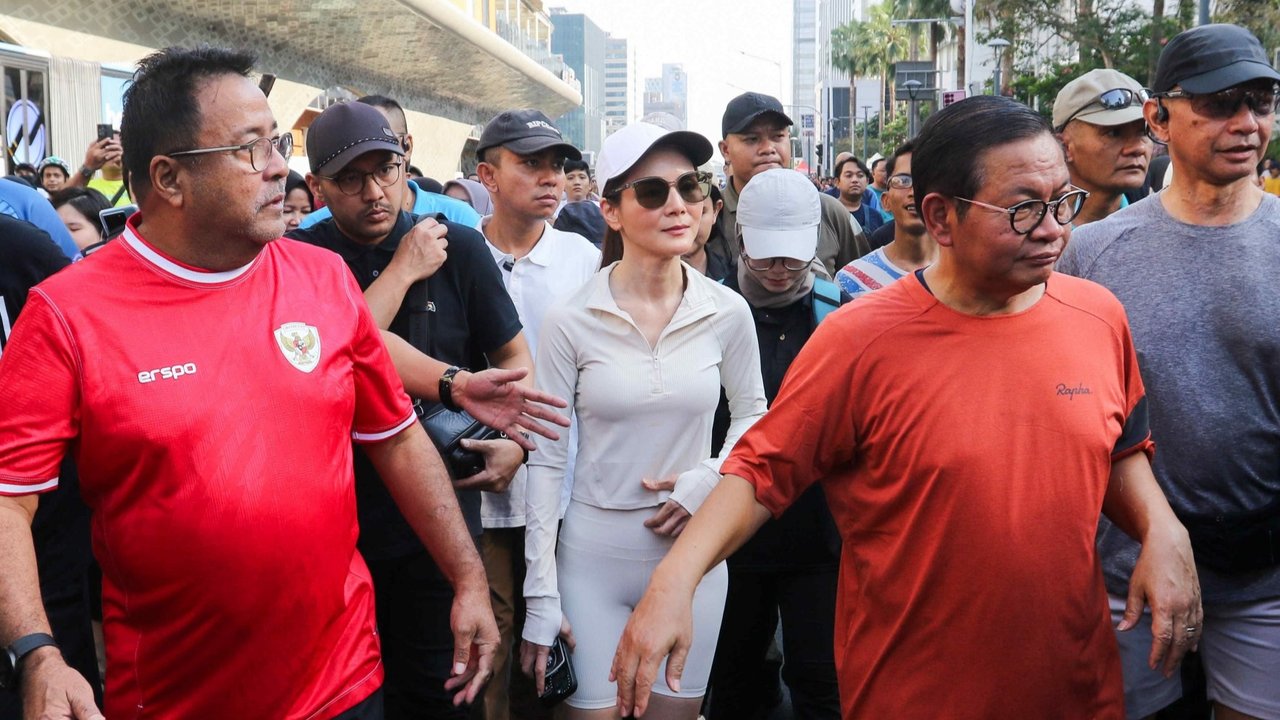Pasangan bakal calon gubernur dan bakal calon wakil gubernur Pramono Anung dan Rano Karno berolahraga saat CFD di Bundaran HI, Jakarta, Minggu (8/9/2024).