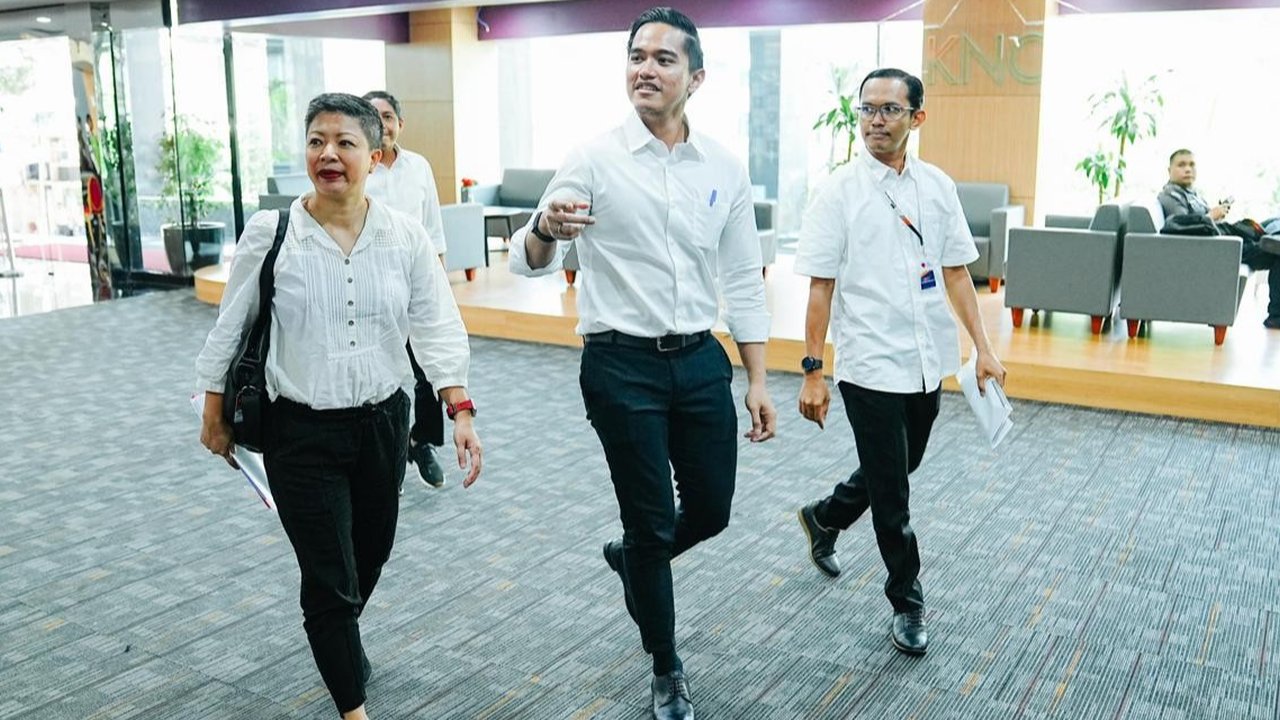 Putra bungsu Presiden Jokowi sekaligus Ketum PSI Kaesang Pangarep usai memberikan klarifikasi di Gedung KPK Lama C1, Jakarta, Selasa (17/9/2024). Kaesang mendatangi KPK untuk mengklarifikasi soal dugaan gratifikasi penggunaan jet pribadi.