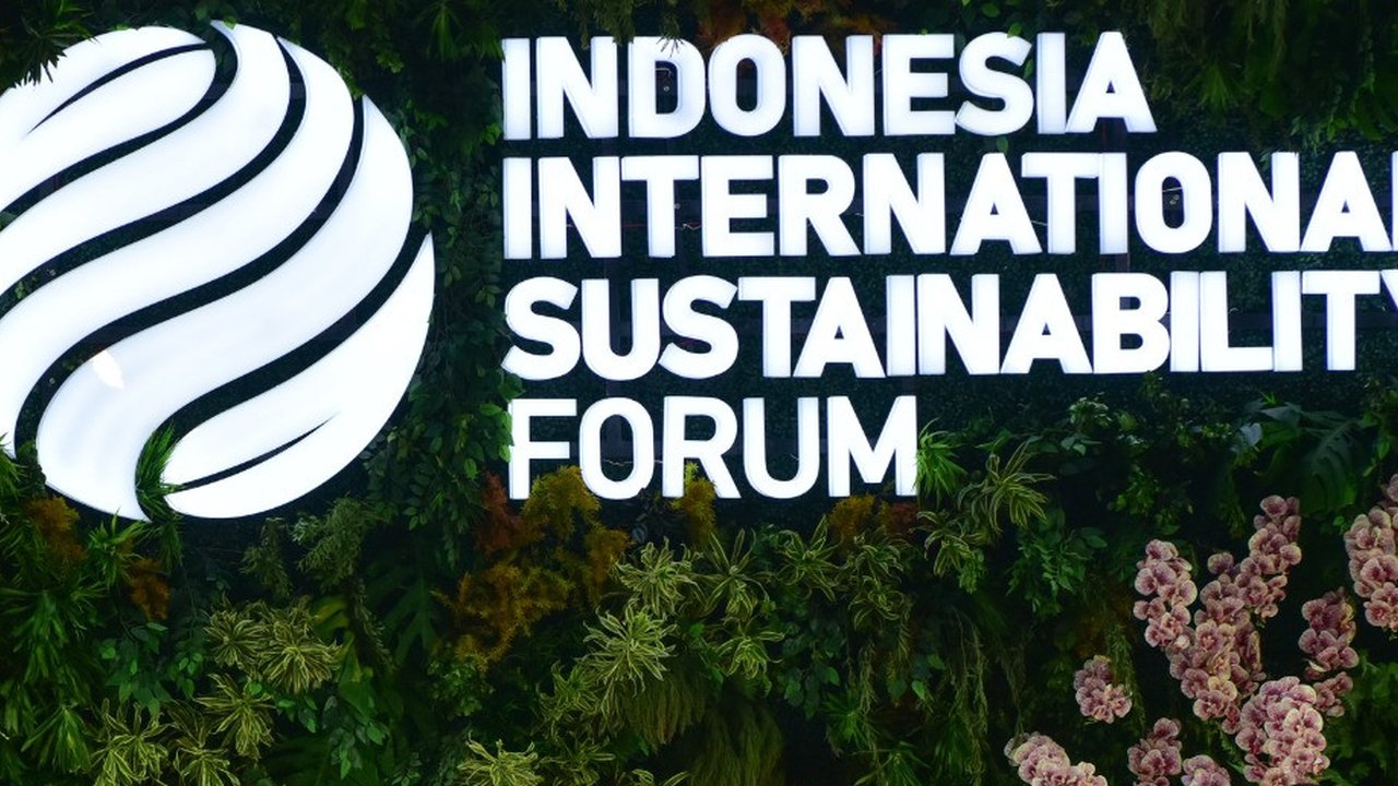 Presiden Joko Widodo (Jokowi) dalam sambutannya di ISF 2024, JCC Senayan, Jakarta. Dia memamerkan Indonesia memiliki Pembangkit Listrik Tenaga Surya (PLTS) Terapung terbesar di Asia Tenggara. PLTS terapung itu juga menjadi yang terbesar ketiga di dunia.
