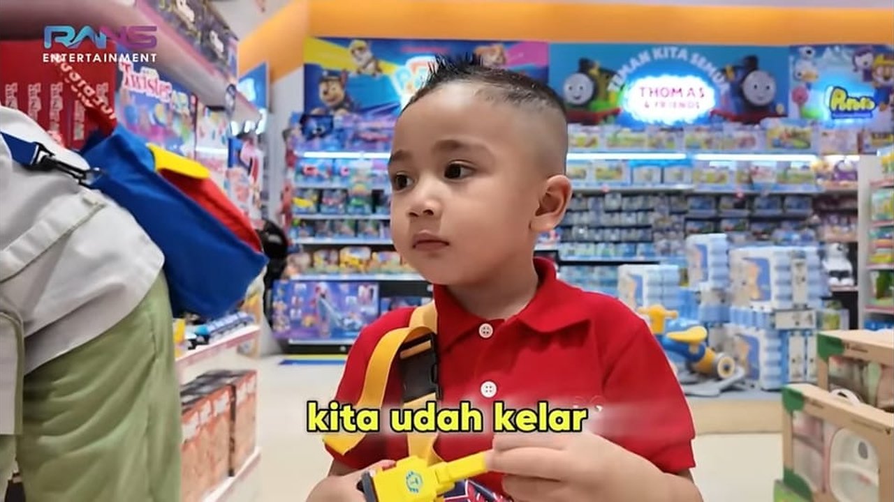 Kesibukan Rayyanza Beli Hadiah Untuk Baby Kamari di Mal, Sebut Bakal Kedatangan Tamu Bule ke Rumah