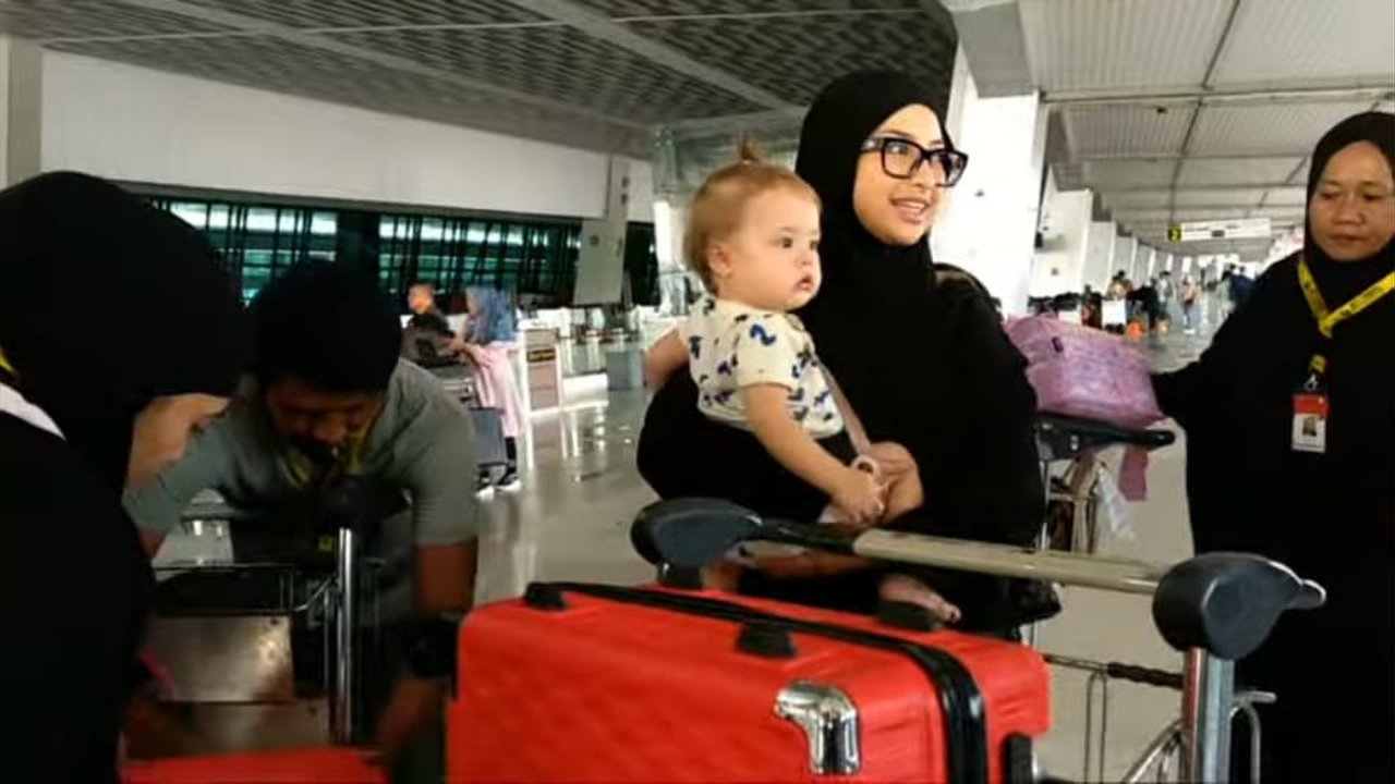 Potret Jennifer Coppen Berangkat Umrah Bareng Baby Kamari, Akan Lakukan Badal Umrah Untuk Alm Dali Wassink
