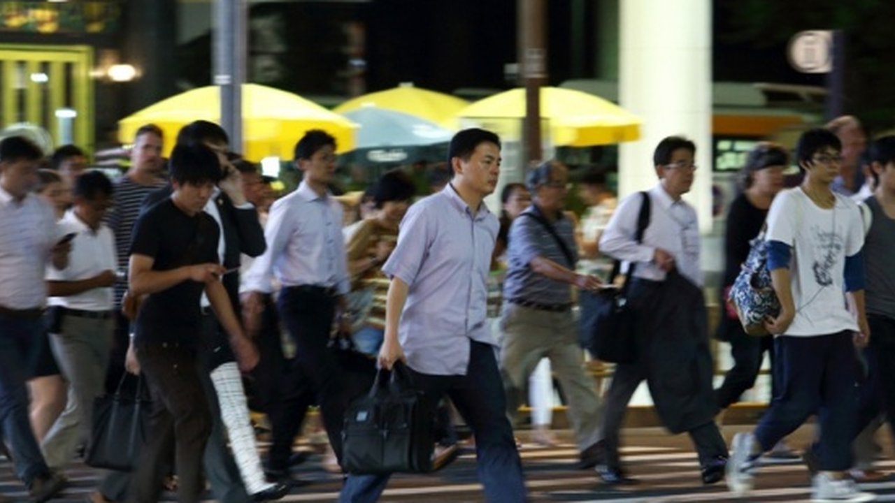 Anda mungkin sering mendengar tentang budaya gila kerja masyarakat Jepang. Tapi apa dampaknya dan kebijakan yang diambil?