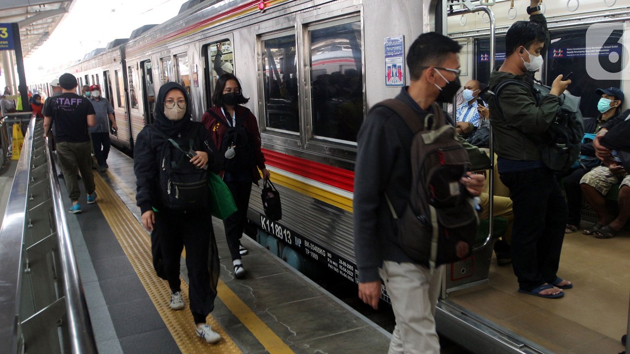 Saat ini, tarif KRL Commuter Line ditentukan secara progresif. Tarif terdiri dari dua komponen tarif dasar untuk 25 kilometer (km) dan tarif lanjutan progresif setiap 10 kilometer. (Liputan6.com/Herman Zakharia)