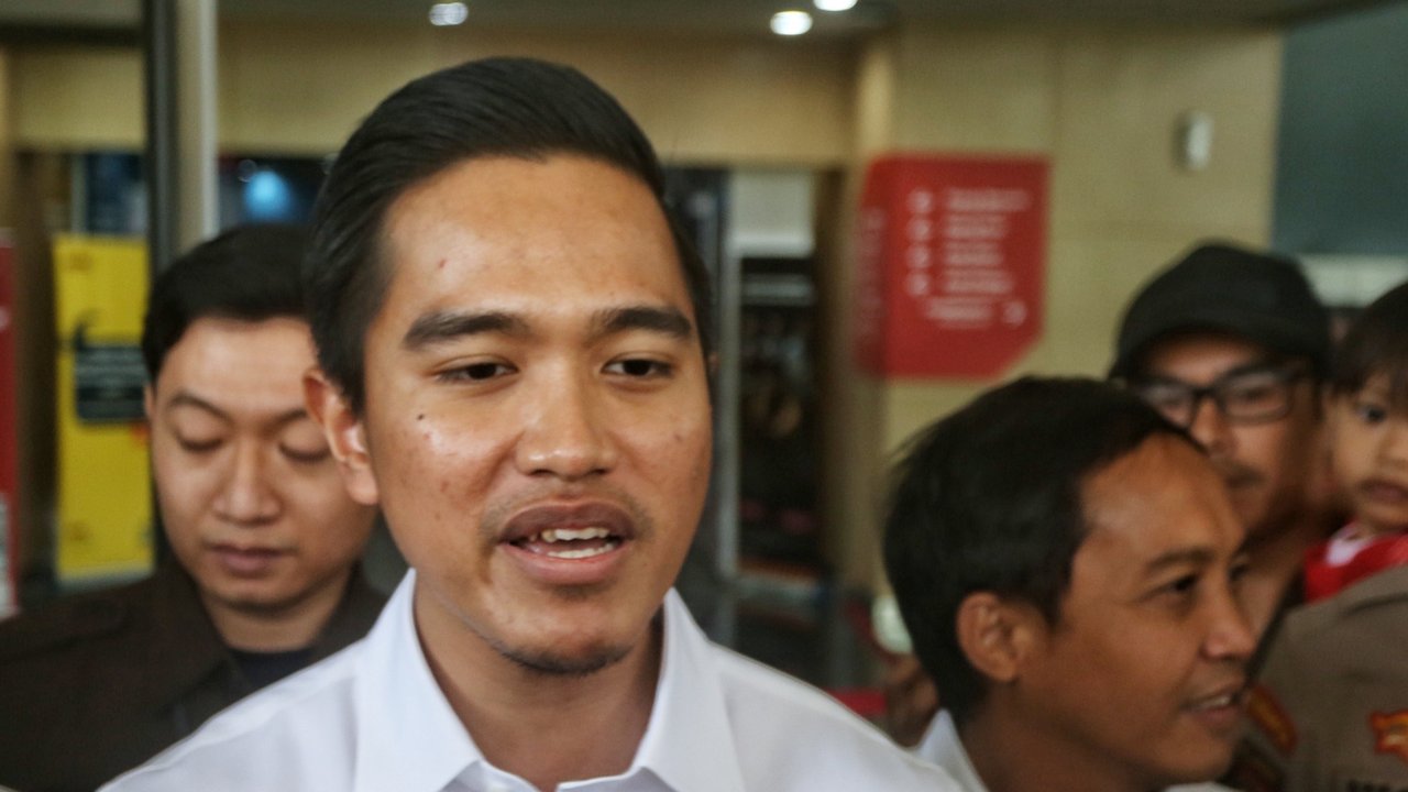 Putra bungsu Presiden Jokowi sekaligus Ketum PSI Kaesang Pangarep usai memberikan klarifikasi di Gedung KPK Lama C1, Jakarta, Selasa (17/9/2024). Kaesang mendatangi KPK untuk mengklarifikasi soal dugaan gratifikasi penggunaan jet pribadi.