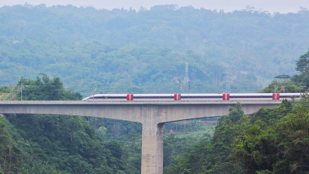 Kereta Cepat Whoosh Jakarta-Bandung