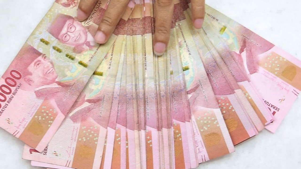 Teller menunjukan mata uang rupiah dan dolar AS di Penukaran Uang Masayu Agung, di Jakarta, Selasa (3/9/2024). Nilai tukar rupiah ditutup di level Rp15.526 per dolar AS pada Selasa (3/9/2024). Mata uang Garuda merosot 1 poin atau minus 0,01 persen dari penutupan perdagangan sebelumnya.