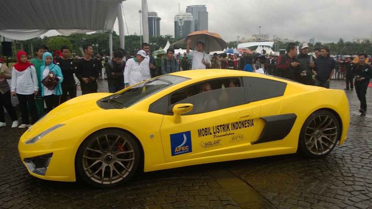 Mobil listrik Porsche terlihat di area pameran Automobile selama gelaran Pameran Impor Internasional China (China International Import Expo/CIIE) ketiga di Shanghai, China timur, pada 6 Novem