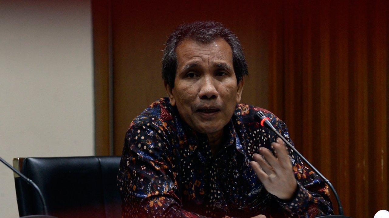 Wakil Ketua KPK Alexander Marwata (kiri) bersama Deputi Pencegahan KPK Pahala Nainggolan (kanan) memberikan keterangan hasil kajian Program Kartu Prakerja, di Gedung KPK, Jakarta, Kamis (18/6/2020). (merdeka.com/Dwi Narwoko)