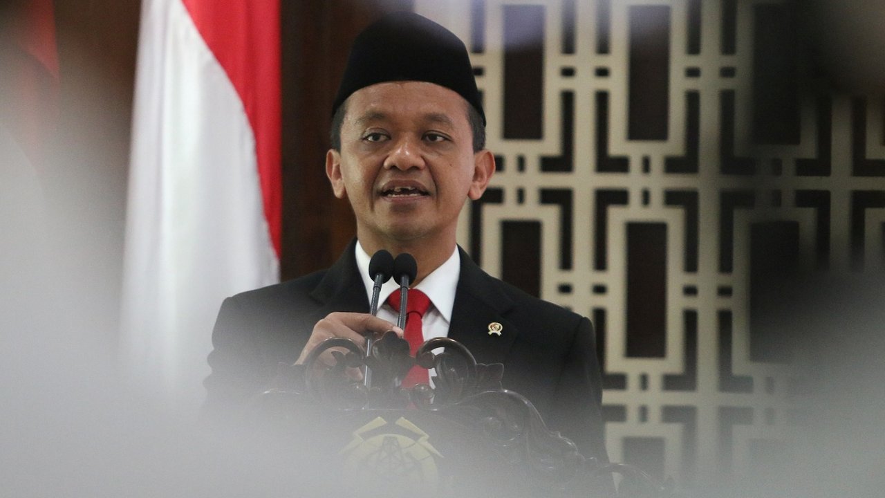 Menteri Energi dan Sumber Daya Mineral (ESDM) yang baru Bahlil Lahadalia saat melakukan serah terima jabatan (sertijab) kepada Menteri ESDM sebelumnya Arifin di Kantor Kementerian ESDM, Jakarta, Senin (19/08/2024).