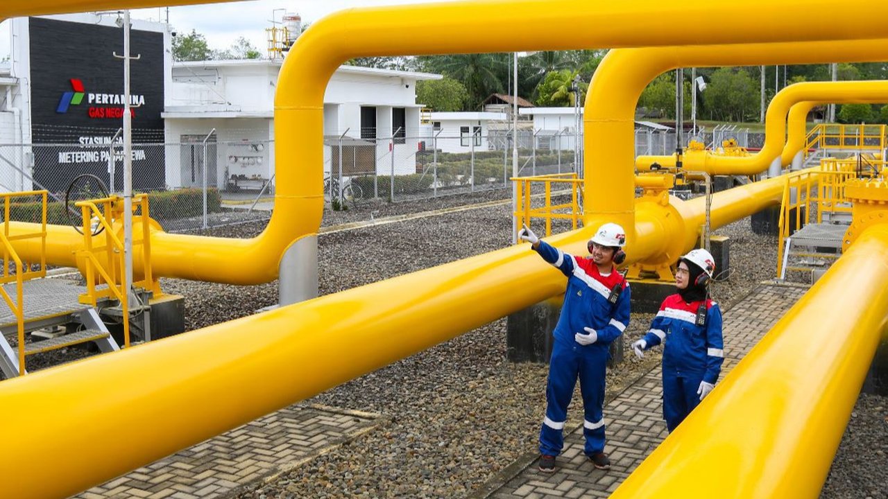 Pekerja merawat jaringan pipa gas milik Perusahaan Gas Negara (PGN) di Jakarta, Rabu (21/9/2016). (Liputan6.com/Helmi Afandi)