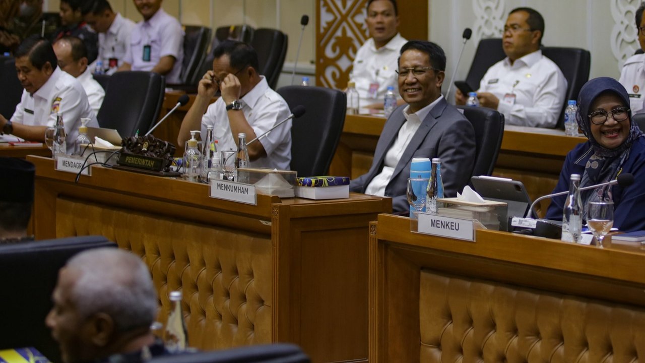 Mendagri Tito Karnavian (kiri) bersama Menteri Hukum dan HAM Supratman Andi Agtas (kanan) mengikuti rapat kerja dengan Badan Legislasi DPR terkait pembahasan RUU Pilkada di Kompleks Parlemen, Senayan, Jakarta, Rabu (21/8/2024).
