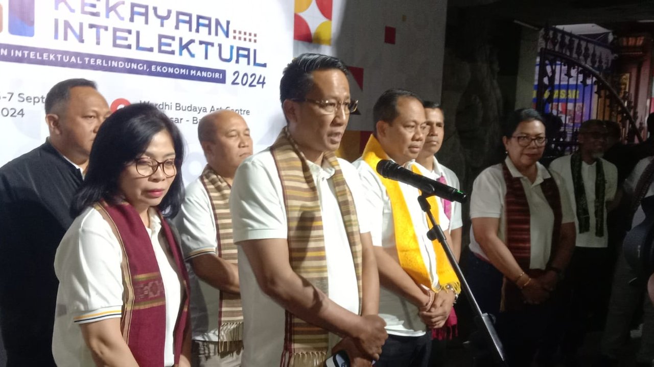 Mantan Menteri Hukum dan Hak Asasi Manusia (Menkumham) Yasona H. Laoly mengikuti rangkaian acara prosesi serah terima jabatan (sertijab) dan pisah sambut Menkumham di Gedung Kementerian Kemenkumham, Jakarta, Selasa (20/8/2024). merdeka.com/imam buhori