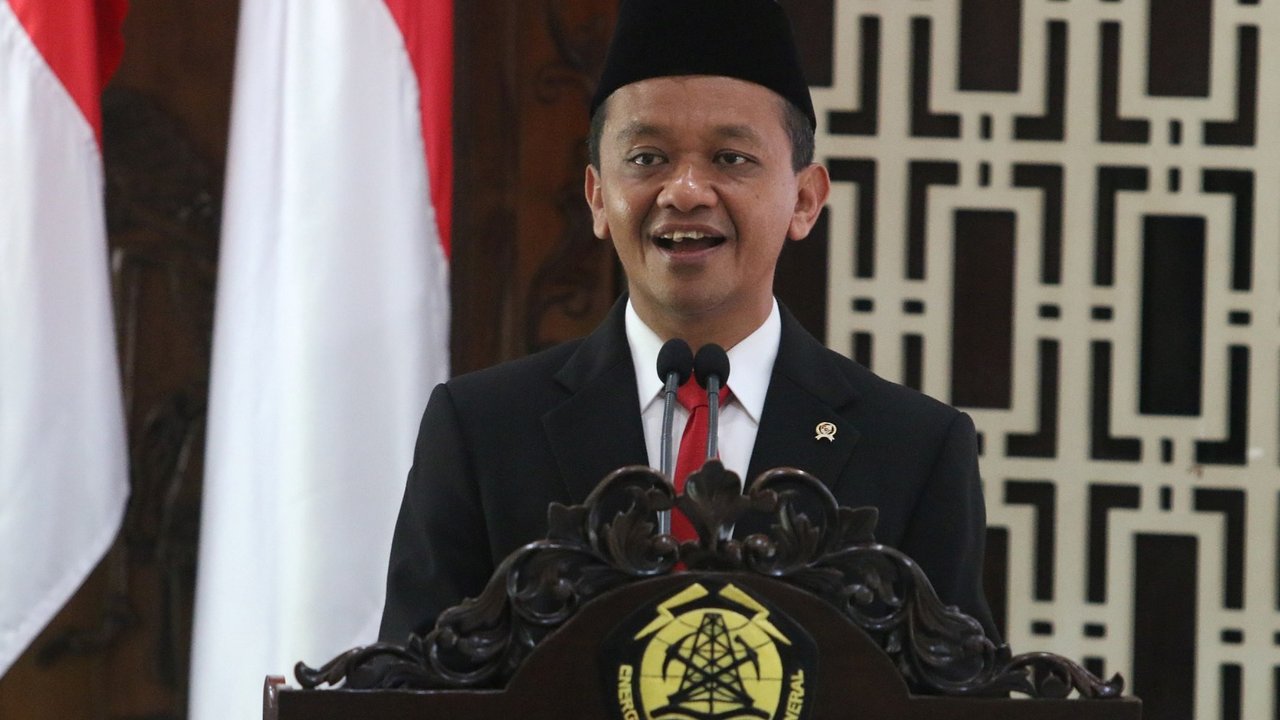 Menteri Energi dan Sumber Daya Mineral (ESDM) yang baru Bahlil Lahadalia saat melakukan serah terima jabatan (sertijab) kepada Menteri ESDM sebelumnya Arifin  di Kantor Kementerian ESDM, Jakarta, Senin (19/08/2024).