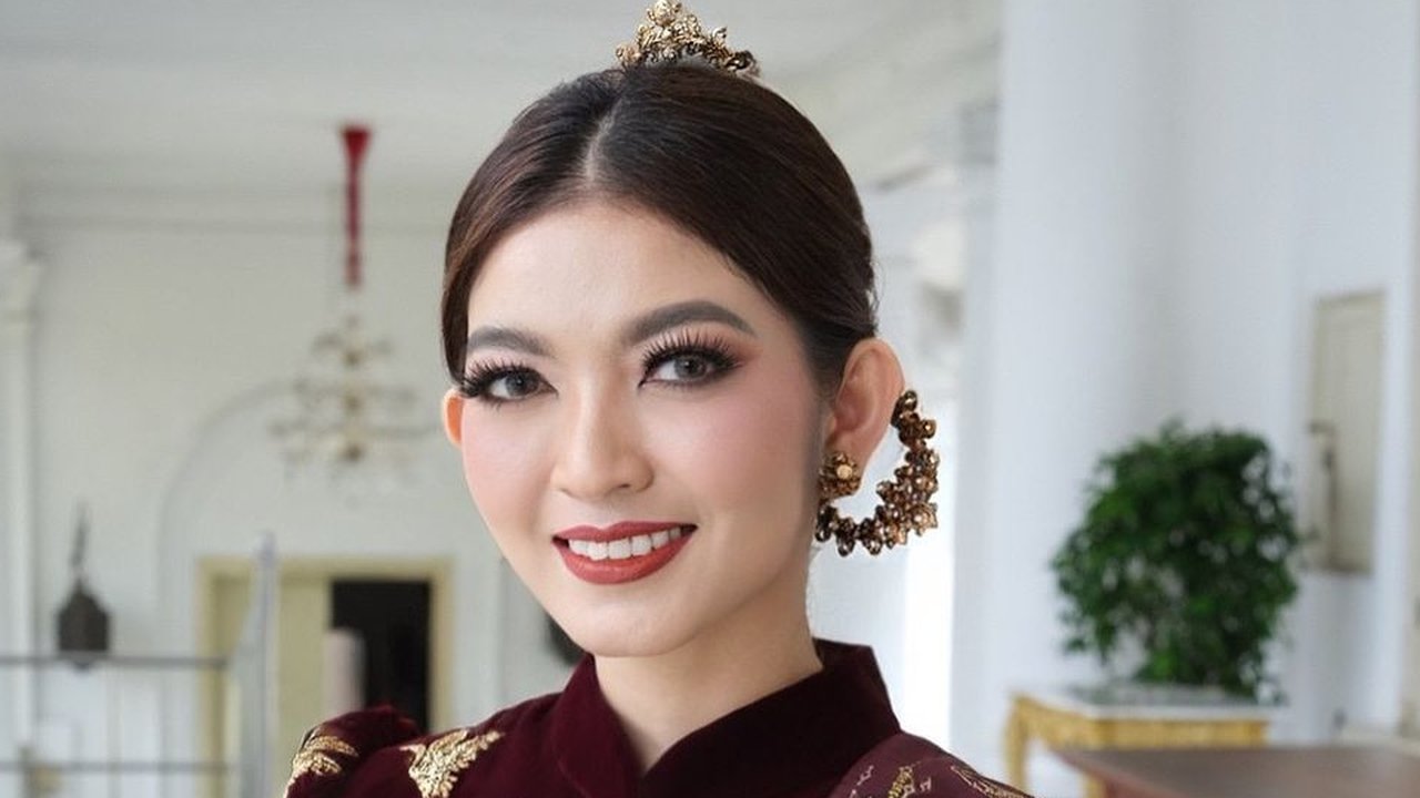 <p>Selvi Ananda Tampil Memukau dengan Kebaya Biru Tosca di Upacara Penurunan Bendera HUT ke-79 RI.  foto: jimboengb akoelsoto.  Instagram @jimboengbakoelsoto</p>