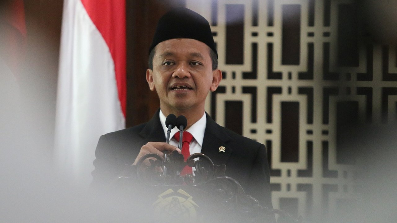 Menteri Energi dan Sumber Daya Mineral (ESDM) yang baru Bahlil Lahadalia saat melakukan serah terima jabatan (sertijab) kepada Menteri ESDM sebelumnya Arifin  di Kantor Kementerian ESDM, Jakarta, Senin (19/08/2024).