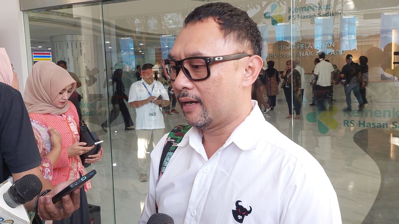 Ronal Surapradja di Kantor DPD PDI Perjuangan Jawa Barat, Kota Bandung. (Arya Prakasa/Liputan6.com)