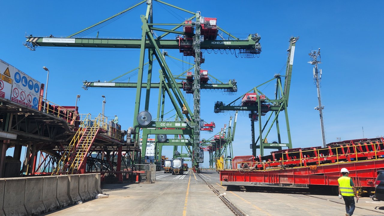 <p>Salah satu sudut Pelabuhan curah kering yang dikelola PT Nusa Prima Logistik anak perusahaan FKS Group, Surabaya, Jawa Timur. (Liputan6.com/Dicky Agung Prihanto)</p>