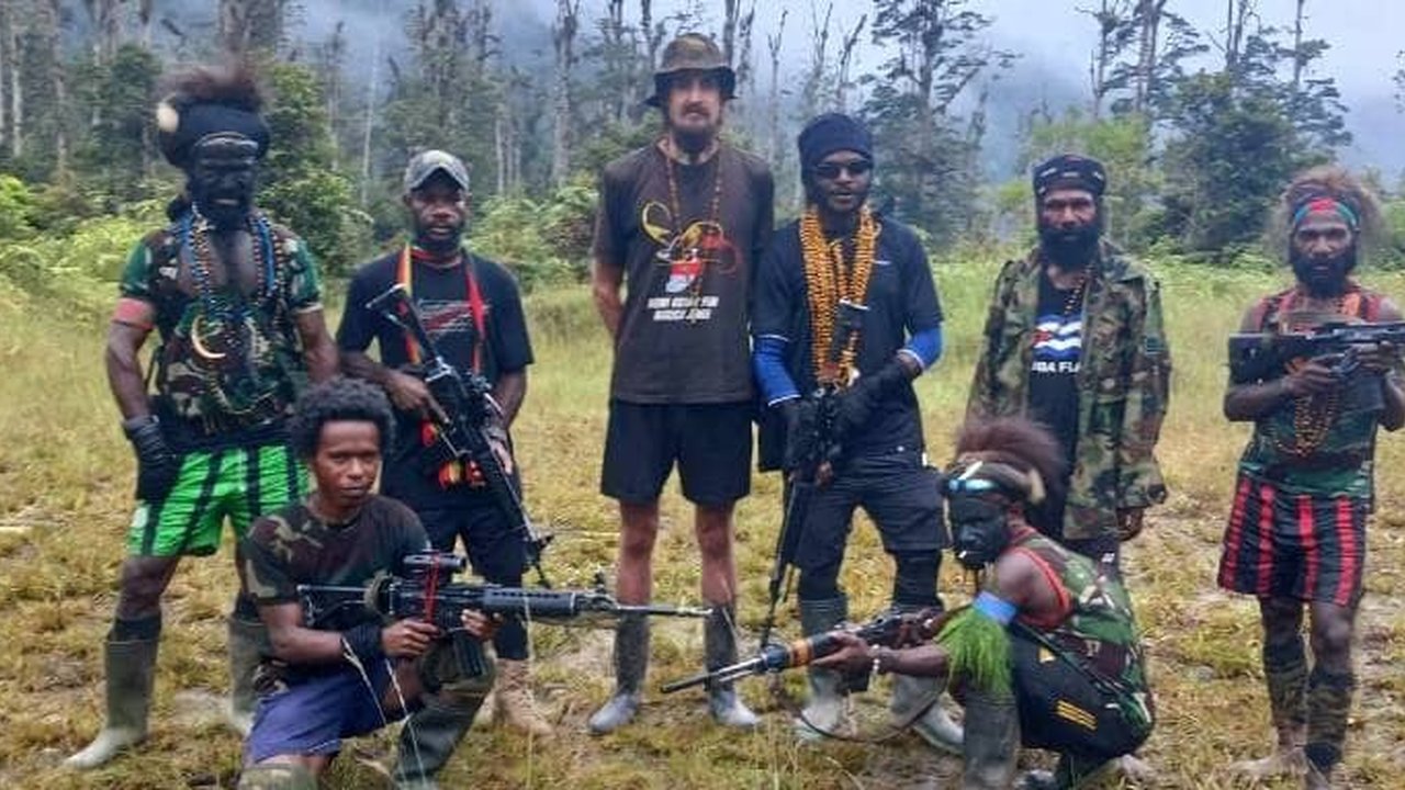 Beredar Foto Terkini Pilot Susi Air Bersama Pimpinan KKB Egianus Kogoya, Kondisinya Berubah