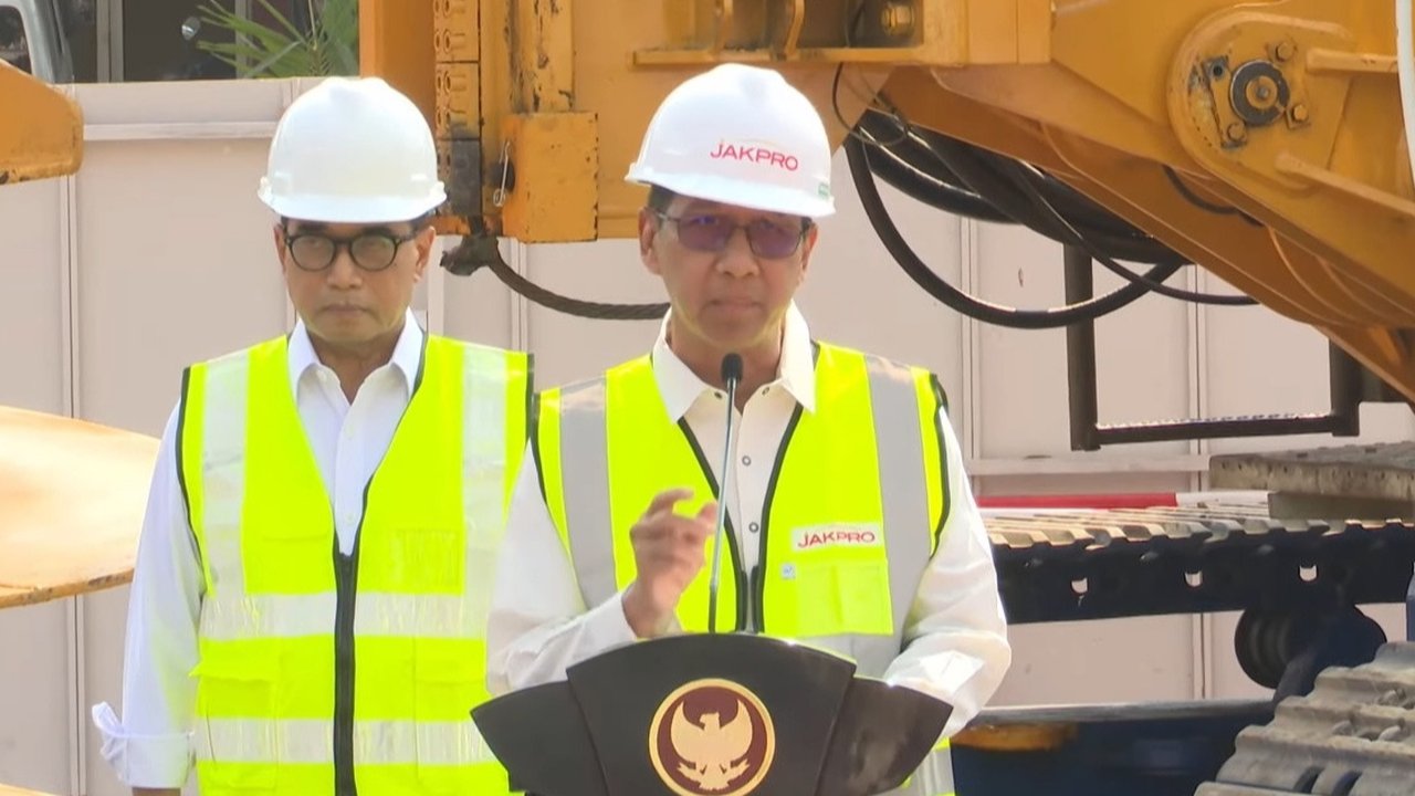 Pj Gubernur DKI Jakarta Heru Budi Hartono bersama Menhub Budi Karya Sumadi melakukan groundbreaking atau peletakan batu pertama proyek LRT Fase 1B Velodrome -Manggarai. (Foto: Tangkapan layar YouTube Pemprov DKI Jakarta)