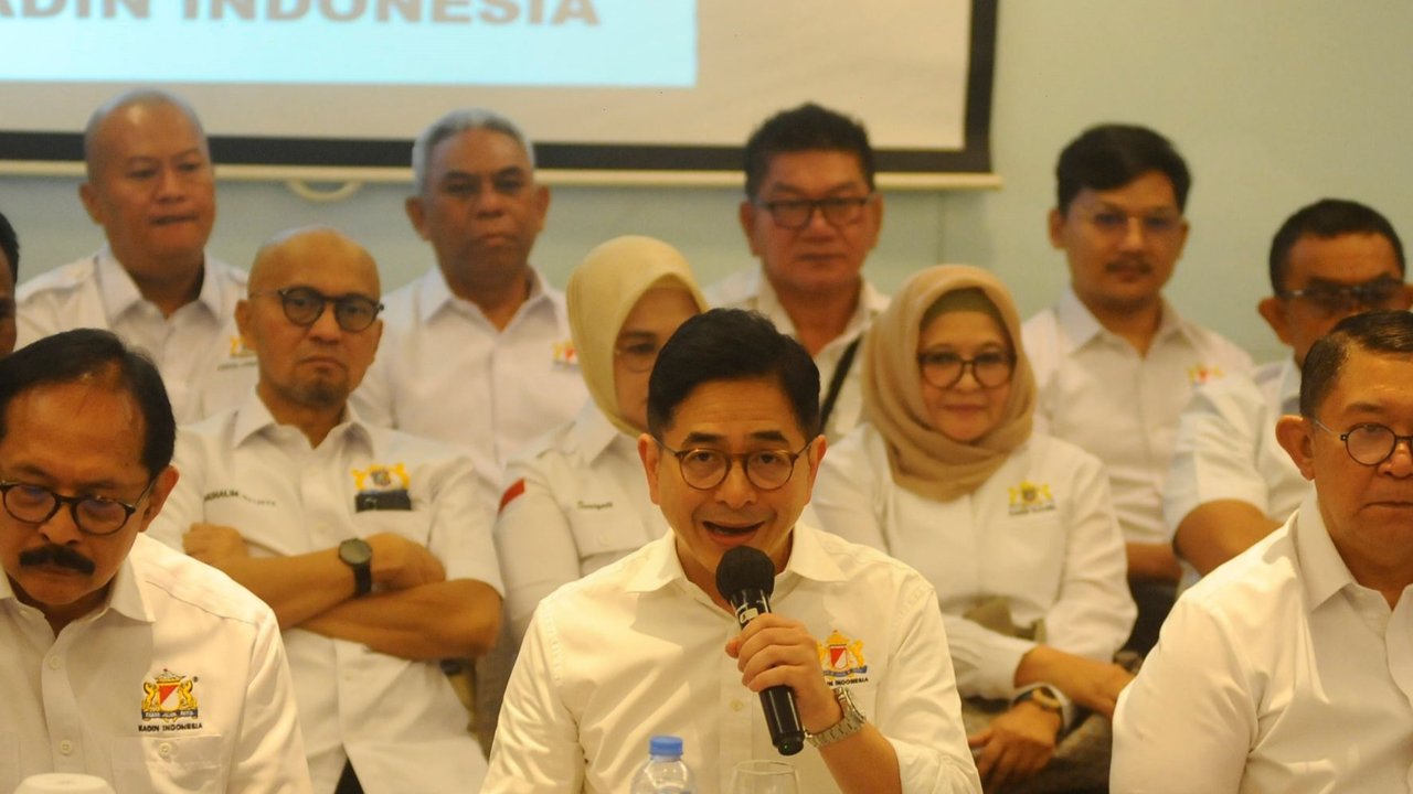 Ketua Umum Kadin Indonesia Arsjad Rasjid didampingi pengurus Kadin saat melakukan konpers di Hotel JW Luwansa, Jakarta, Minggu (15/09/2024).