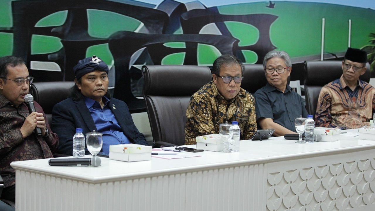 diskusi DPR
