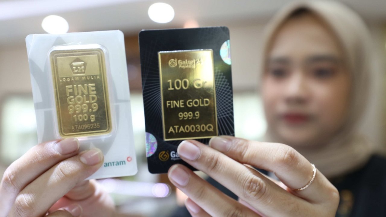Harga emas batangan dari PT Aneka Tambang (Antam) kembali mengalami penurunan.